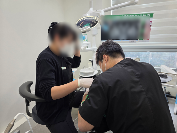 하양임플란트, 비용 걱정이 컸던 60대 후반 남성의 18개 수술 사례 2 image 15