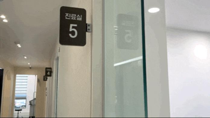 경산치과추천, 틀니 없이 지내던 60대의 전체 임플란트 회복 사례 11 경산치과추천, 틀니 없이 지내던 60대의 전체 임플란트 회복 사례 — 1. 초진 240926 구강을 확인해 보니 위쪽은 치아가 거의 없는 상태였고, 아래쪽도 몇 개만 남아 씹는 기능을 제대로 하기 어려운 상황이었어요. 틀니도 시도해