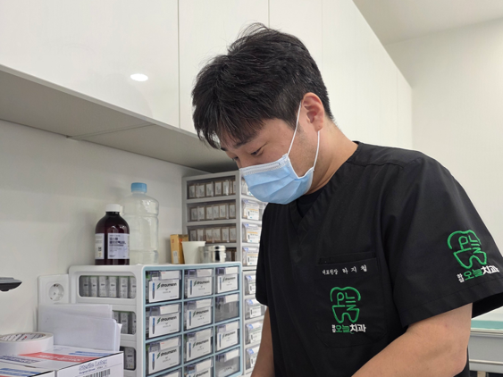 경산임플란트, 치과 공포심으로 20년 미뤘던 50대 남성의 6개 수술 사례 2 image