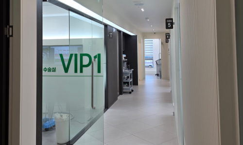 사랑니 발치, 가까운 곳에서 해도 괜찮을까요? 8 수술실 VIP1이 보이는 치과 복도.