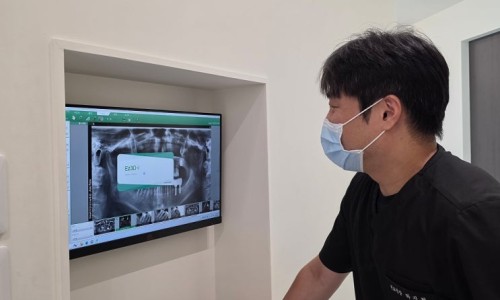 치과의사가 환자의 엑스레이를 확인한다.