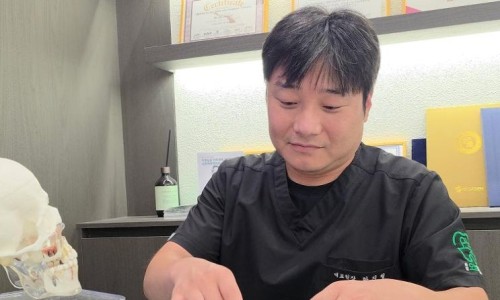 임플란트 뼈이식, 꼭 필요한가요? 뼈가 없으면 임플란트 못하나요? 12 의사가 해골 모형을 보며 설명하고 있다.