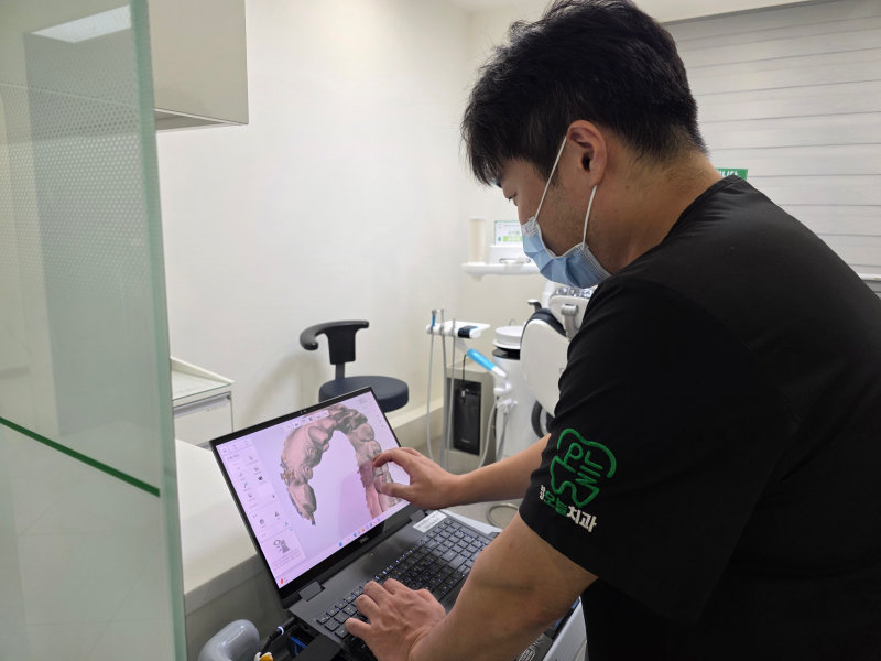 임플란트 잇몸 염증, 괜찮아질까요? 방치하면 안 되는 이유 7 의사가 노트북으로 임플란트 디자인하는 모습
